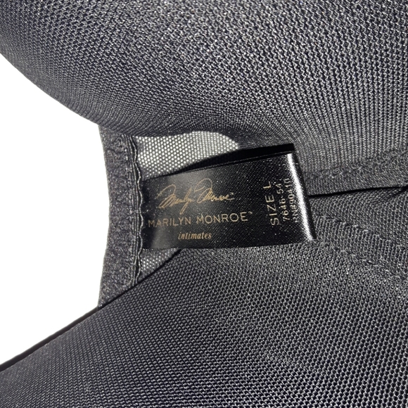 Marilyn Monroe under dress shapewear - Picture 2 of 14